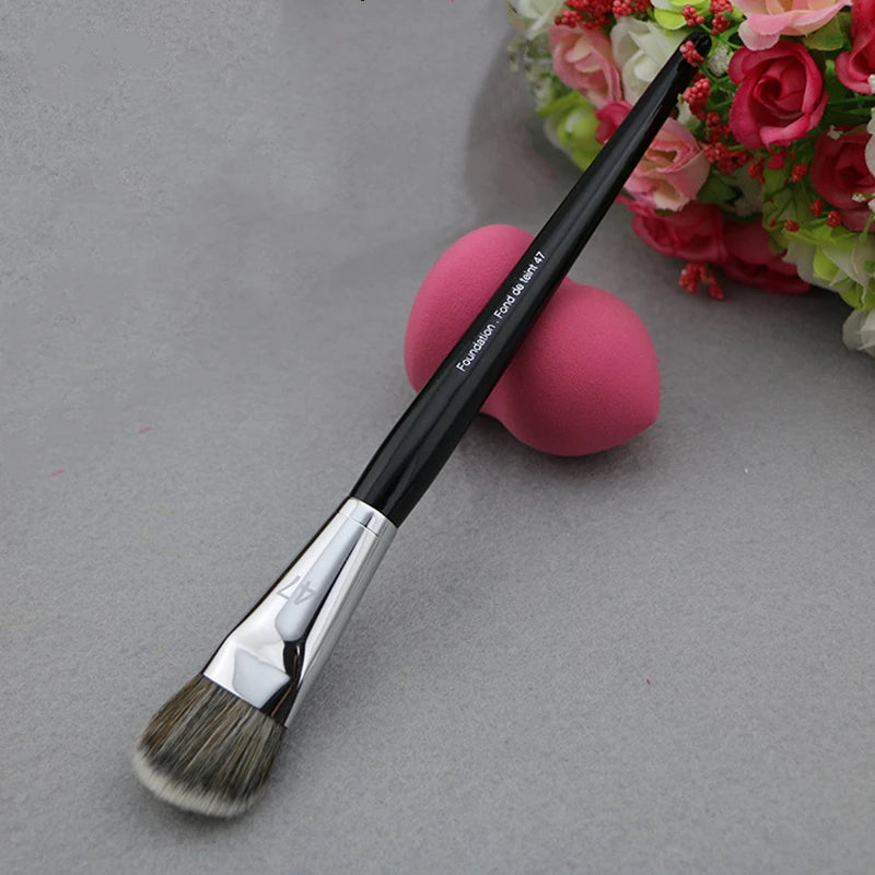 LOYBJ Professional Foundation Brush